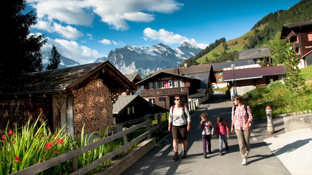 Mürren ofreciendo una pequeña ciudad o pueblo y también una familia