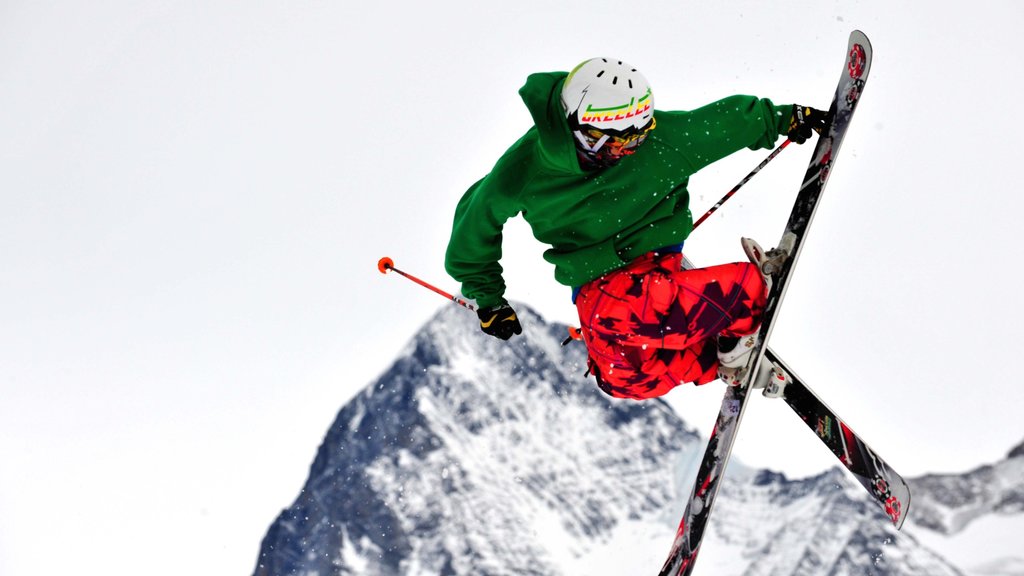 Mürren mostrando ski en la nieve y también un hombre