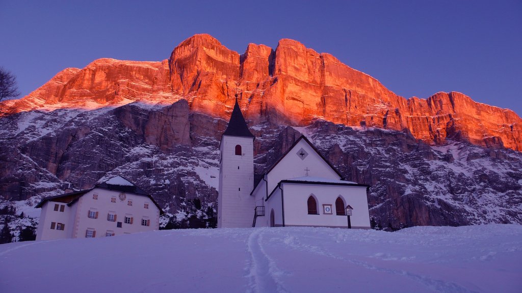 Alta Badia mostrando uma igreja ou catedral, neve e montanhas