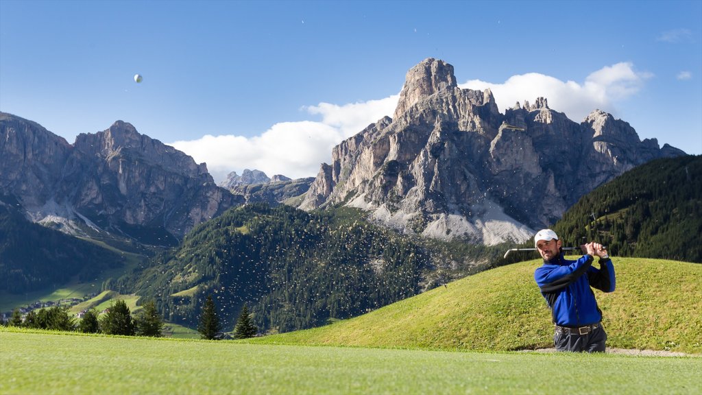 Alta Badia mostrando montanhas e golfe assim como um homem sozinho