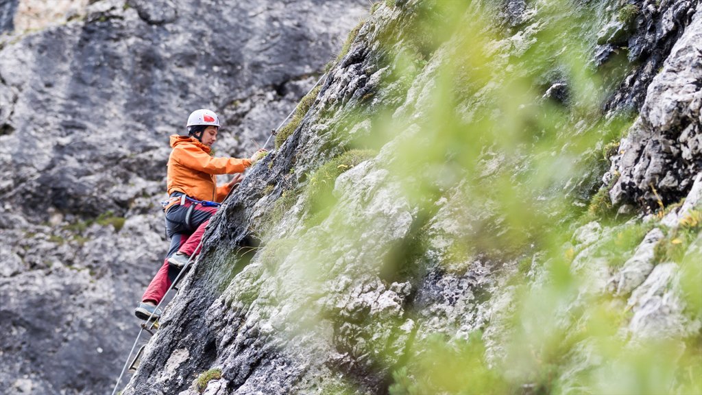 Alta Badia som viser klatring såvel som en kvinde