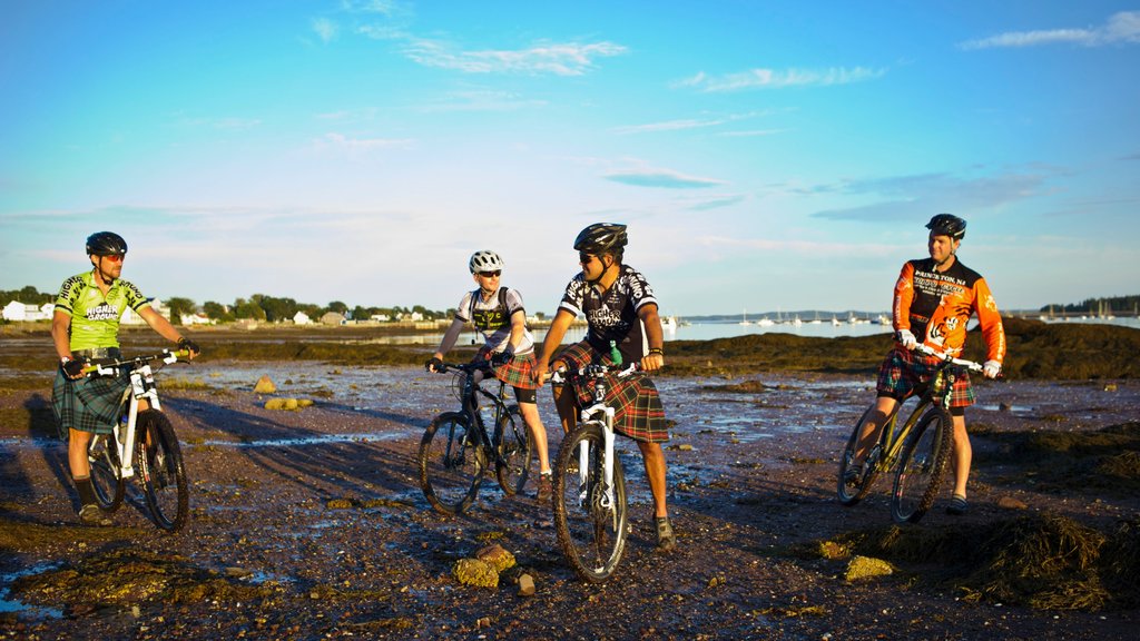 St. Andrews mettant en vedette cyclisme aussi bien que un petit groupe de personnes