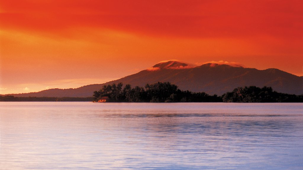 Îles Salomon montrant montagnes, vues littorales et coucher de soleil