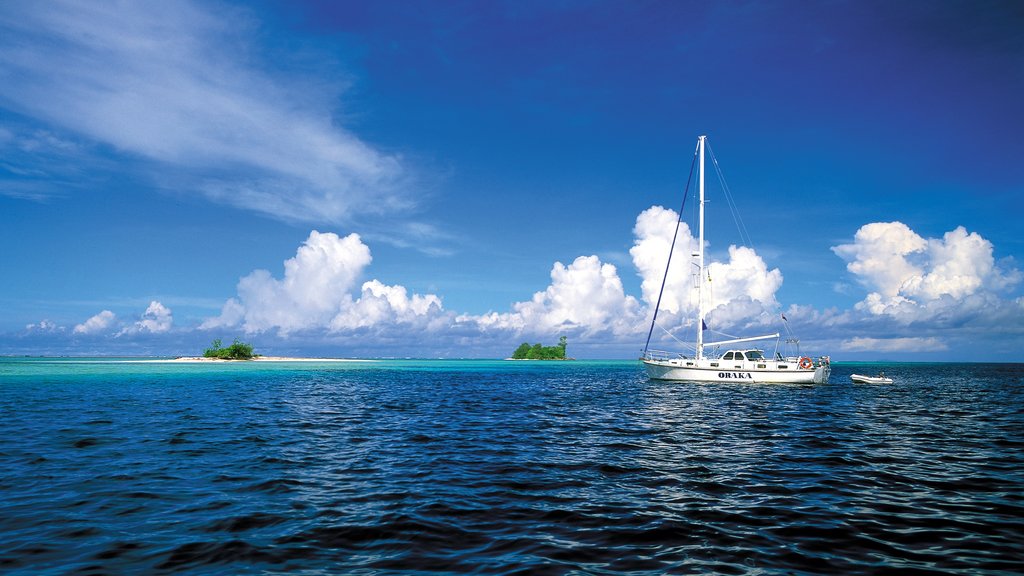 Islas Salomón ofreciendo imágenes de una isla, botes y vista general a la costa