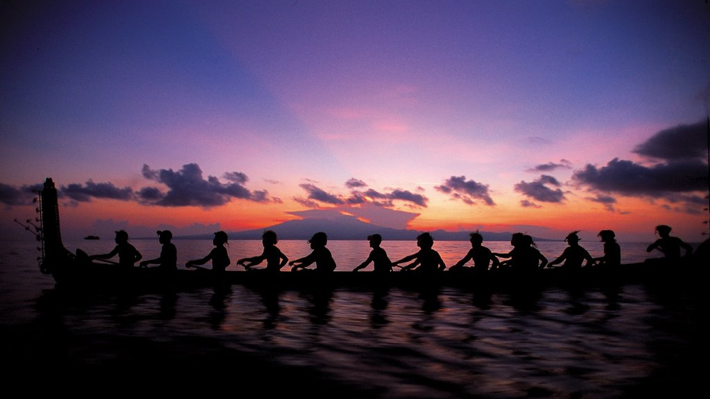 Ilhas Salomão caracterizando caiaque ou canoagem e um pôr do sol