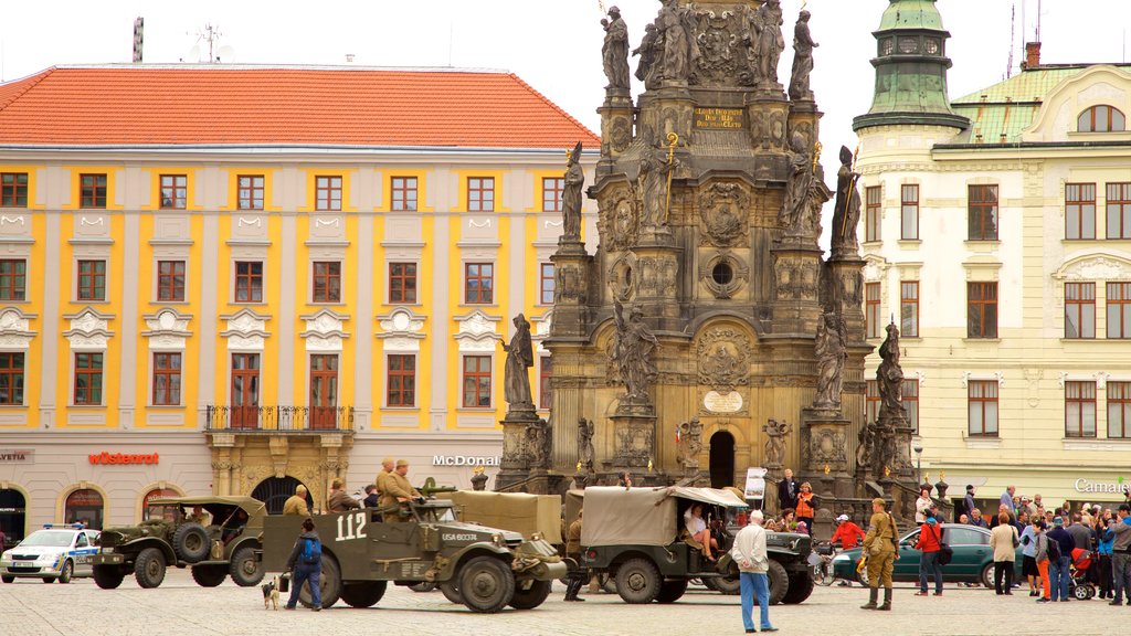 Holy Trinity Column featuring a city, a square or plaza and heritage elements