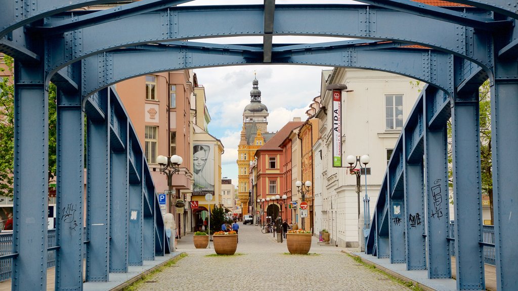 Ceske Budejovice que inclui uma cidade e uma ponte