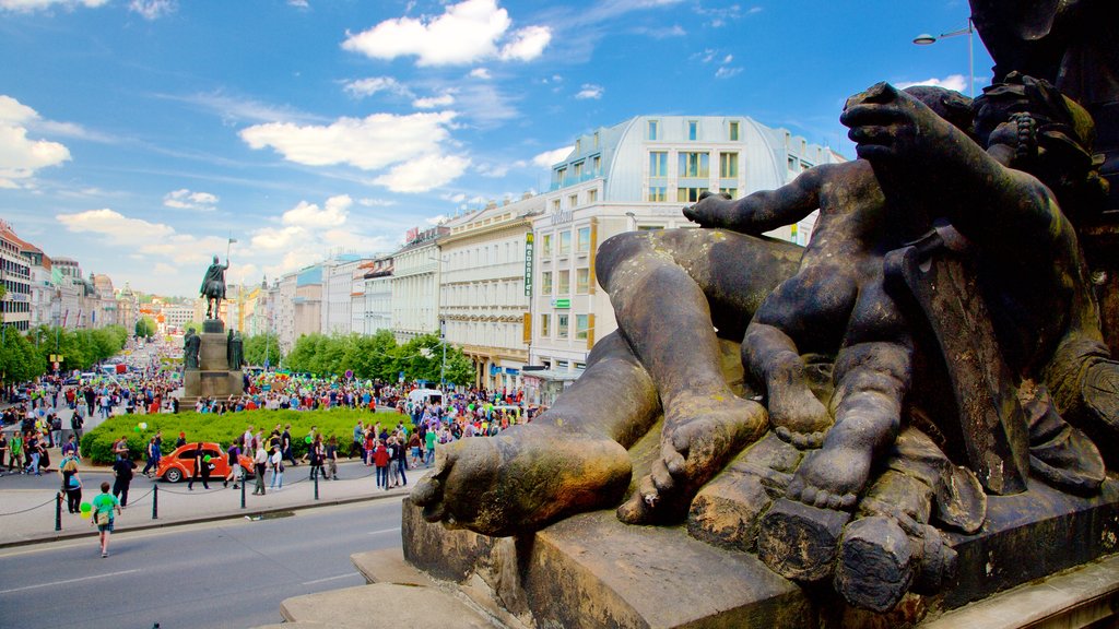 Plaza de Wenceslao que incluye elementos del patrimonio, una ciudad y una estatua o escultura