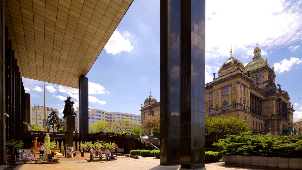 Museu Nacional Tcheco caracterizando elementos de patrimônio e arquitetura de patrimônio