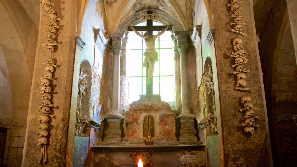 Ossuário de Sedlec mostrando vistas internas, elementos religiosos e elementos de patrimônio