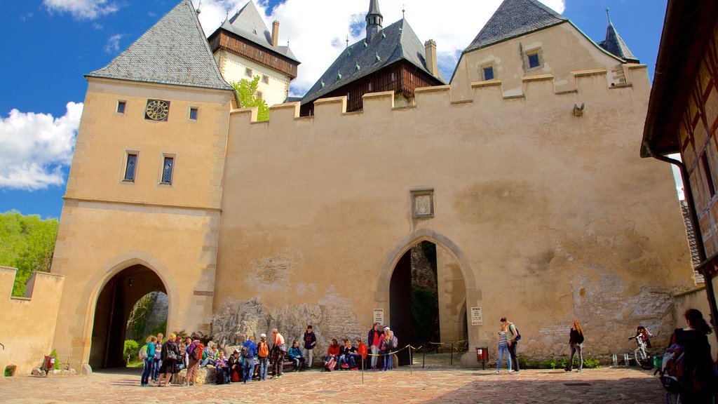 Castello di Karlštejn mostrando oggetti d\'epoca, castello o palazzo e architettura d\'epoca