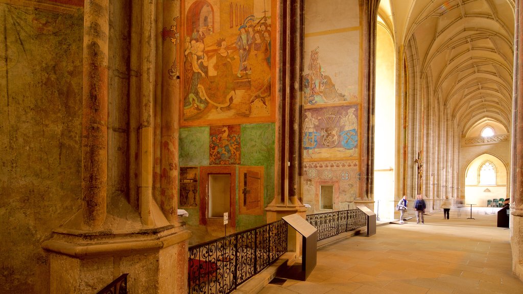 Iglesia de Santa Bárbara ofreciendo elementos del patrimonio, vistas interiores y una iglesia o catedral