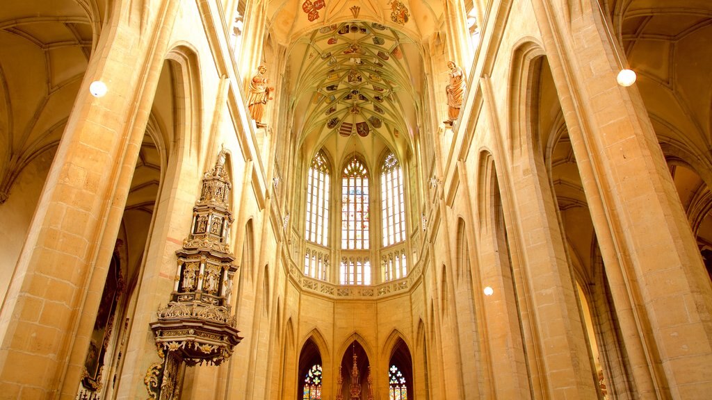 Iglesia de Santa Bárbara ofreciendo patrimonio de arquitectura, vistas interiores y una iglesia o catedral