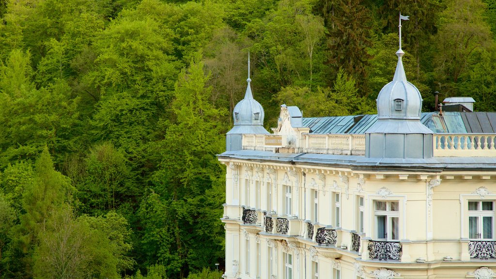 Atalaya Diana que incluye imágenes de bosques y arquitectura patrimonial