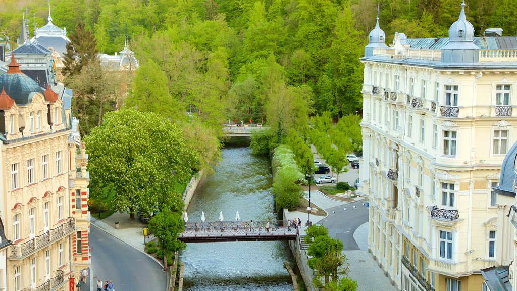 Diana Lookout Tower toont een rivier of beek en bossen