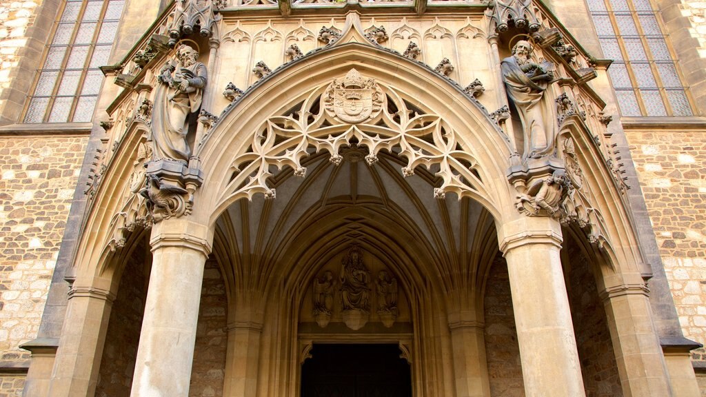 Katedrala sv Petra a Pavla que inclui arquitetura de patrimônio, elementos de patrimônio e uma igreja ou catedral