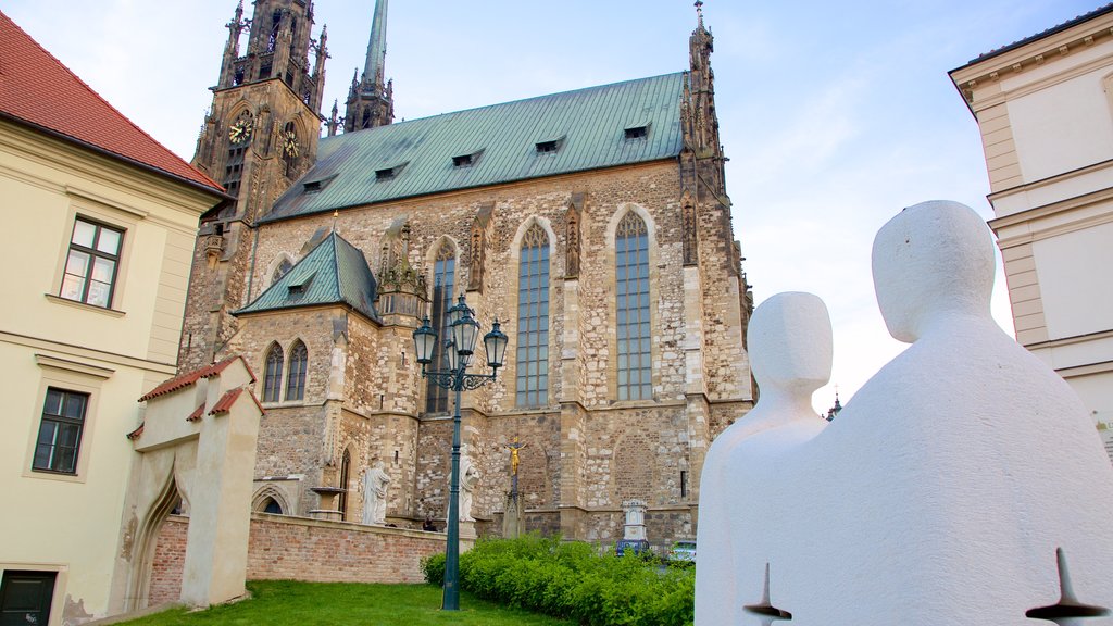 Katedrala sv Petra a Pavla que incluye elementos patrimoniales, una estatua o escultura y arquitectura patrimonial