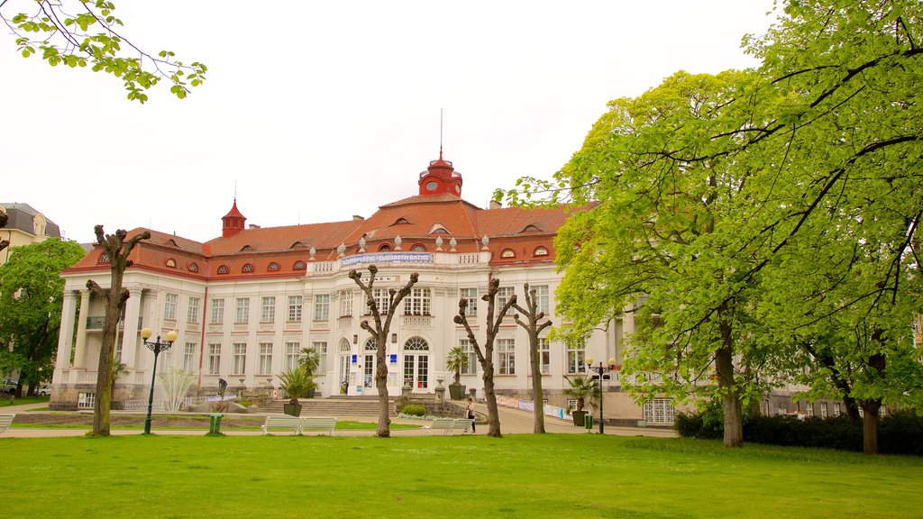 Balneario de Isabel que incluye jardín, elementos patrimoniales y arquitectura patrimonial