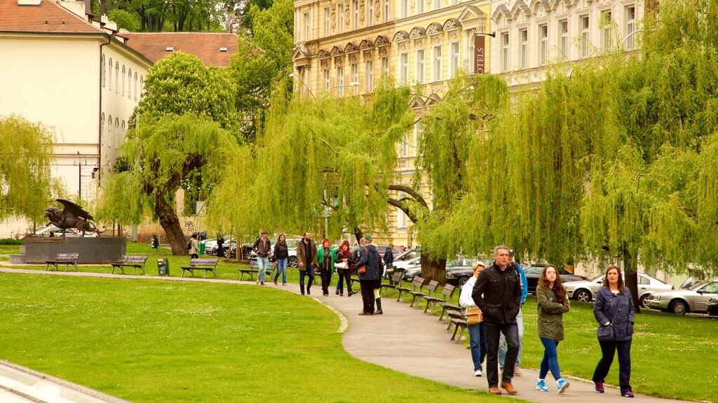 Praga ofreciendo un parque y también un pequeño grupo de personas