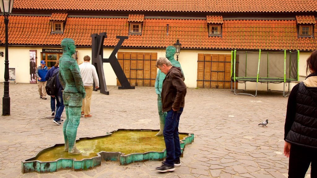 Malá Strana mostrando arte ao ar livre assim como um homem sozinho