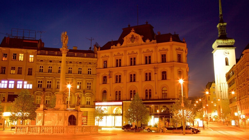 Brno mostrando una ciudad, escenas nocturnas y un parque o plaza