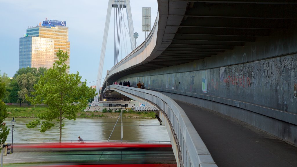 Ponte Nova que inclui um rio ou córrego, uma ponte e arquitetura moderna