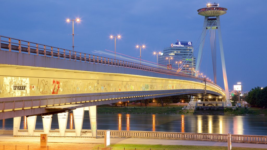 Ponte Nova que inclui uma ponte, um rio ou córrego e cenas noturnas