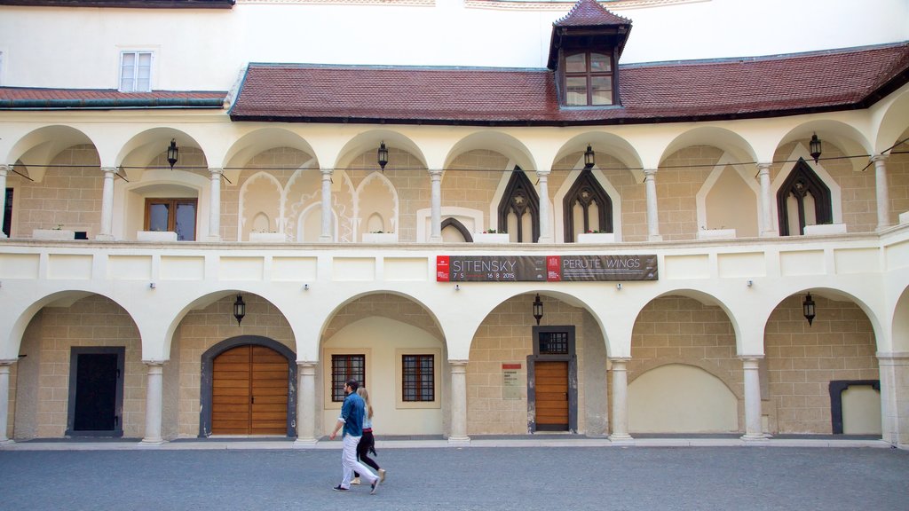 Museu da Cidade de Bratislava caracterizando uma praça ou plaza assim como um casal