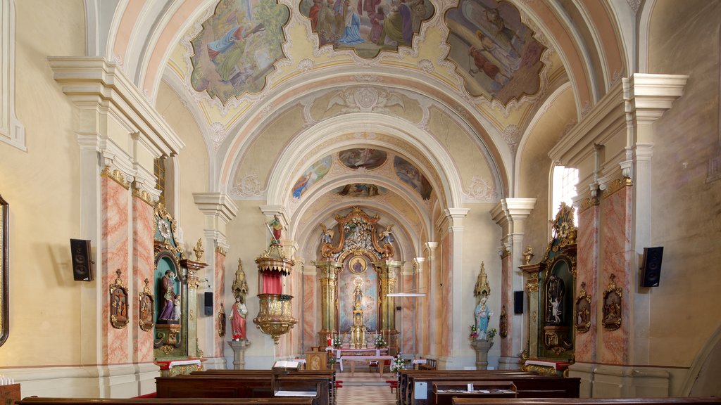 Marianske Namestie ofreciendo una iglesia o catedral, elementos religiosos y vista interna