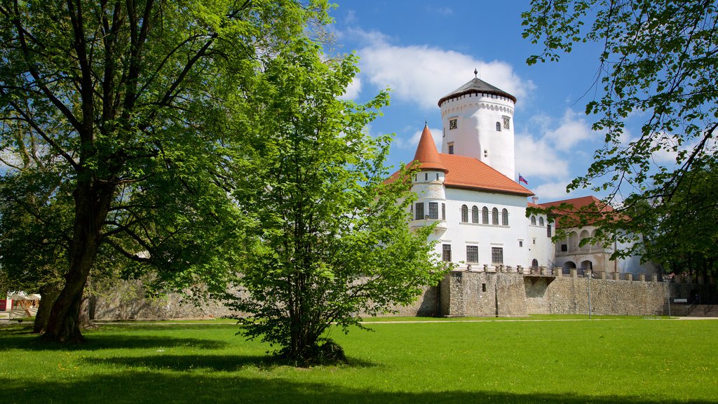 Castelo de Budatin mostrando um pequeno castelo ou palácio, arquitetura de patrimônio e um jardim