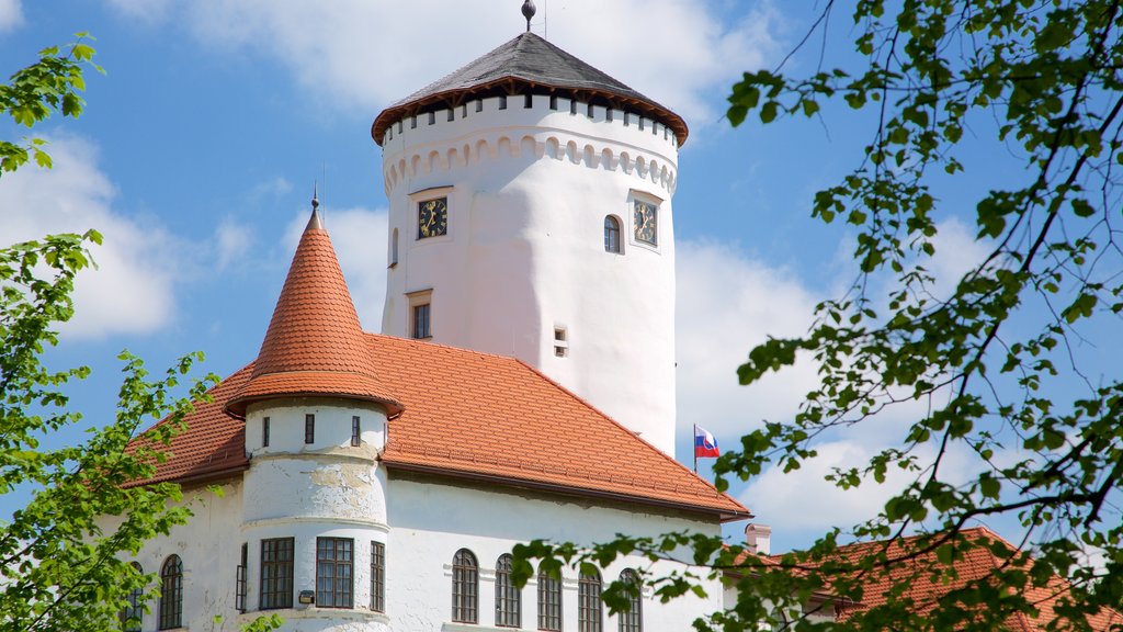 Castelo de Budatin mostrando um pequeno castelo ou palácio e arquitetura de patrimônio