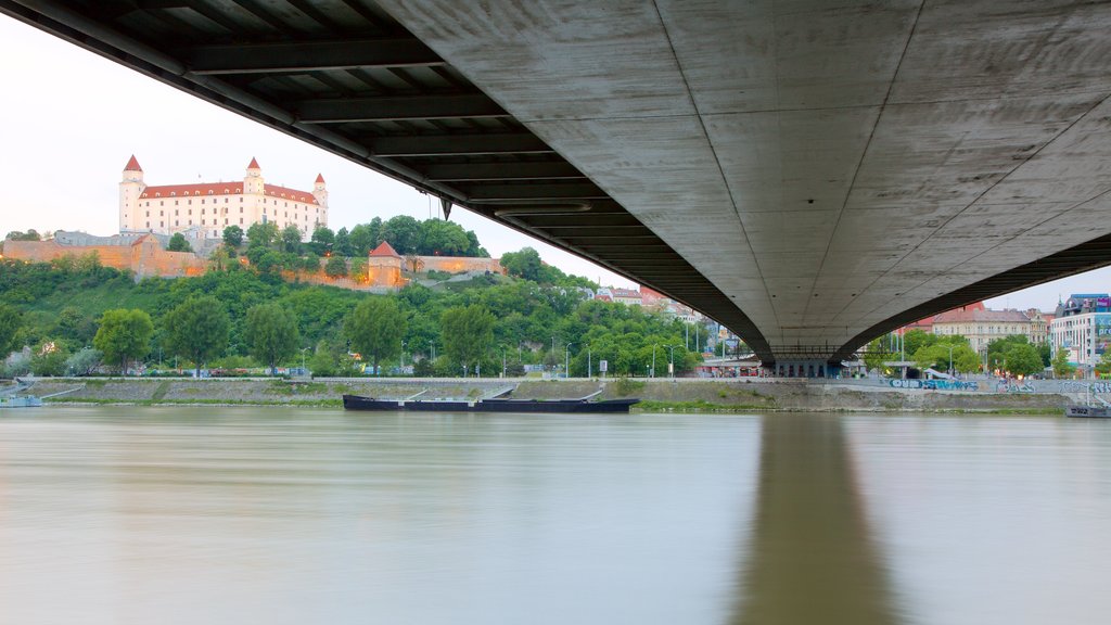 Pont Neuf montrant une rivière ou un ruisseau et un pont