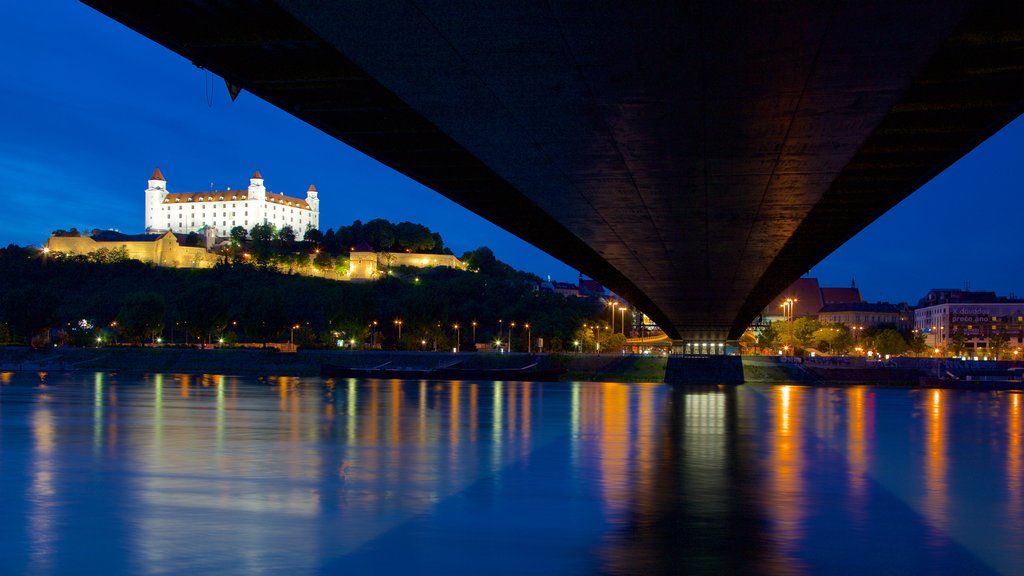 Ponte Nova que inclui uma ponte, cenas noturnas e um rio ou córrego