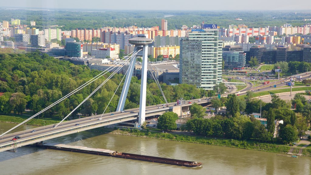 Ponte Nova mostrando uma cidade, uma ponte e um rio ou córrego