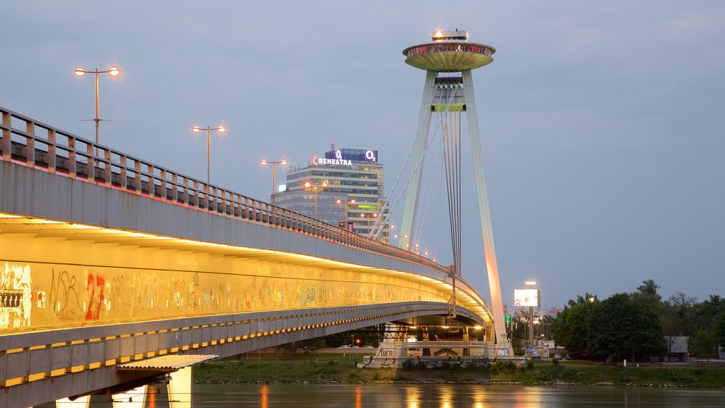 Ponte Nova caracterizando arquitetura moderna, cenas noturnas e uma ponte