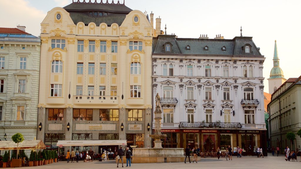 Place Hlavne mettant en vedette éléments du patrimoine, une place publique et une ville