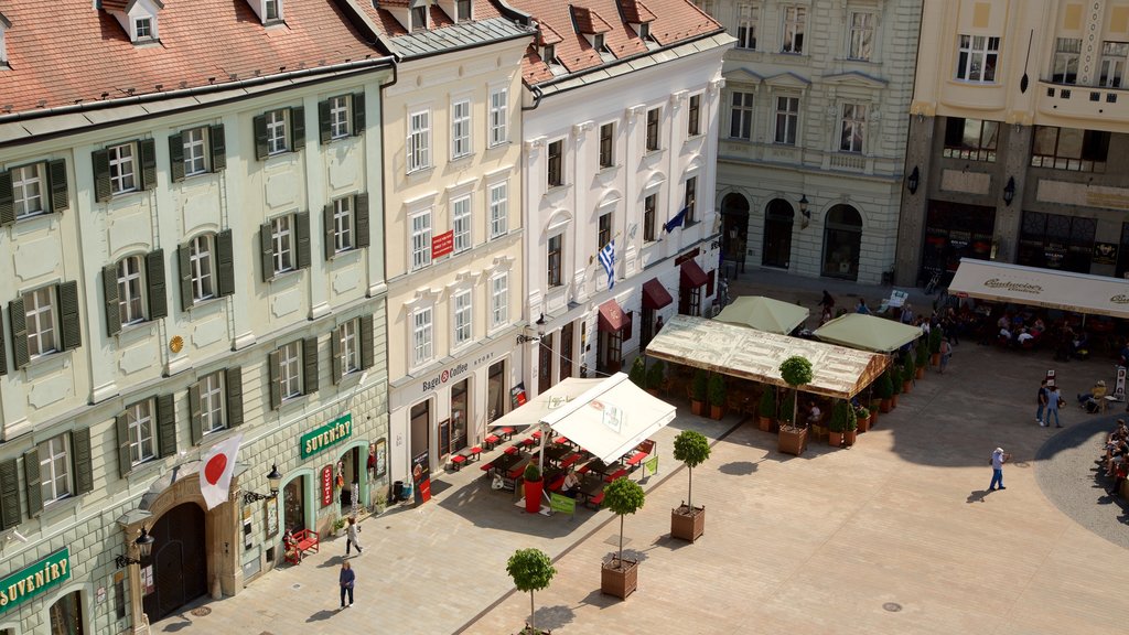 Praça Hlavne caracterizando uma cidade e uma praça ou plaza assim como um pequeno grupo de pessoas