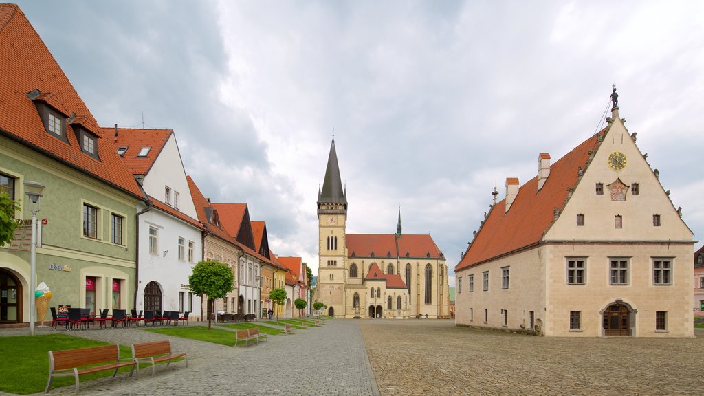 Praça de Bardejov mostrando cenas de rua e uma praça ou plaza