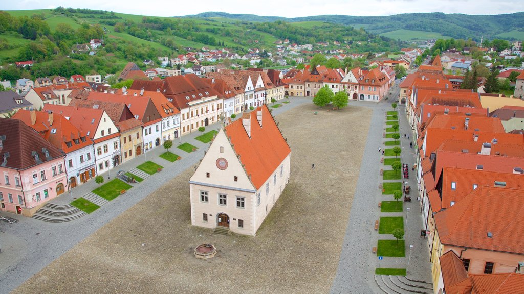 Rathausplatz mit einem Platz oder Plaza und Straßenszenen