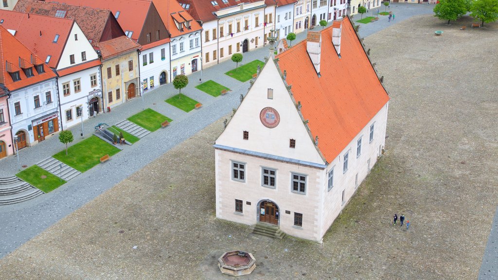 Praça de Bardejov mostrando cenas de rua e uma praça ou plaza