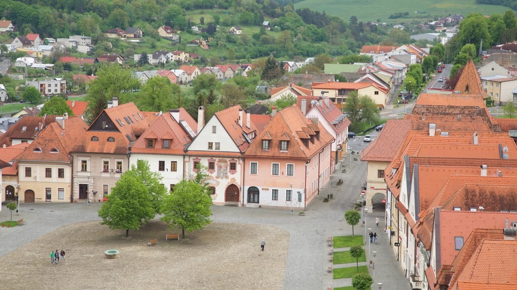 Praça de Bardejov caracterizando uma praça ou plaza e cenas de rua