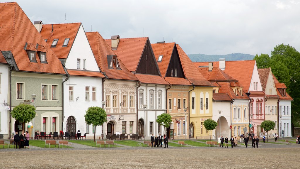 Plaza de Bardejov mostrando imágenes de calles y una plaza