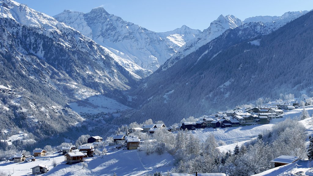 Verbier som inkluderar en liten stad eller by, snö och berg