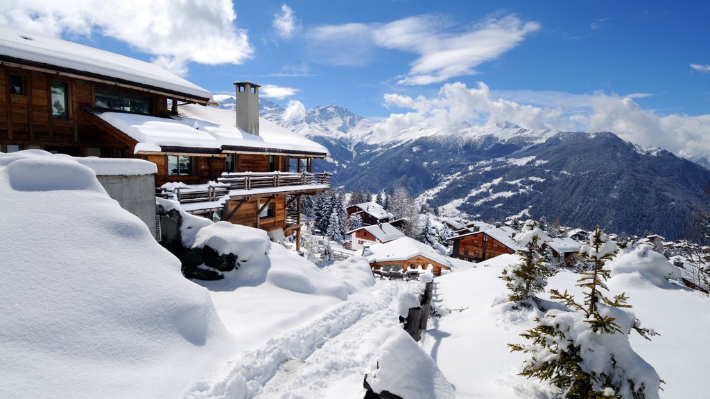 Verbier som visar snö, ett hus och en liten stad eller by