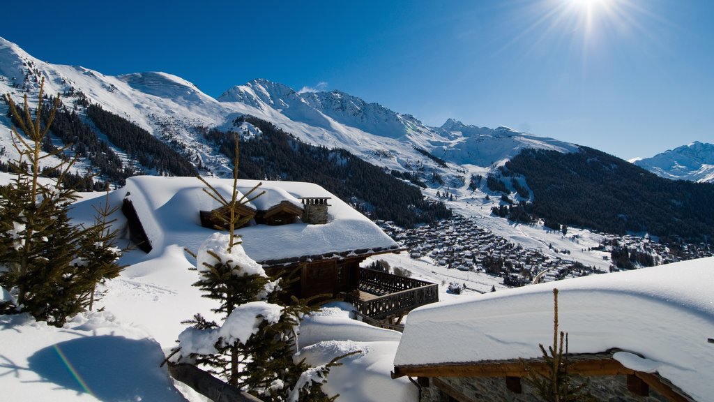 Verbier ofreciendo montañas, una casa y nieve