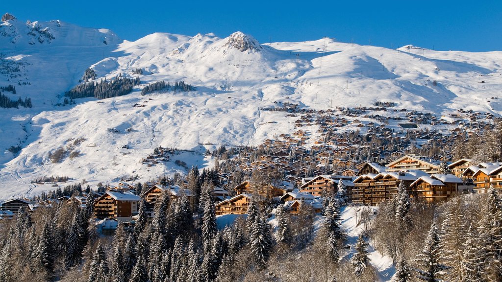 Verbier showing snow, a small town or village and forest scenes