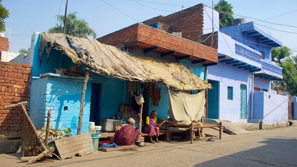 Chini ka Rauza montrant une maison aussi bien que un couple