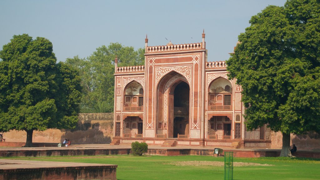 Túmulo de Itmad-ud-Daulah mostrando um jardim