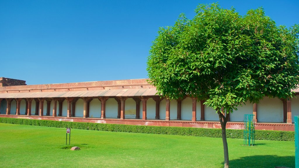 Fatehpur Sikri showing a garden