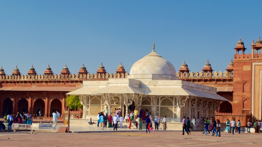 Fatehpur-Sikrî montrant une place publique et une mosquée aussi bien que un grand groupe de personnes